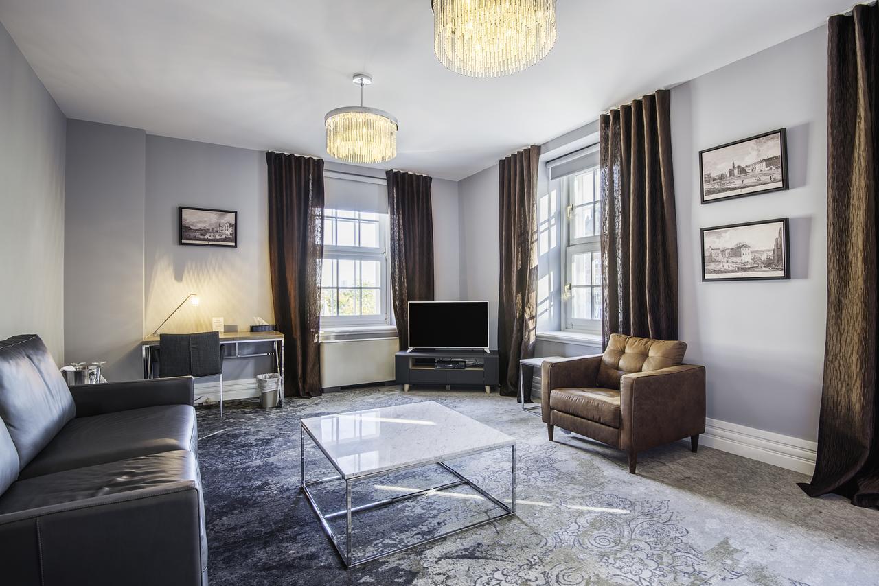 Deluxe King Suite